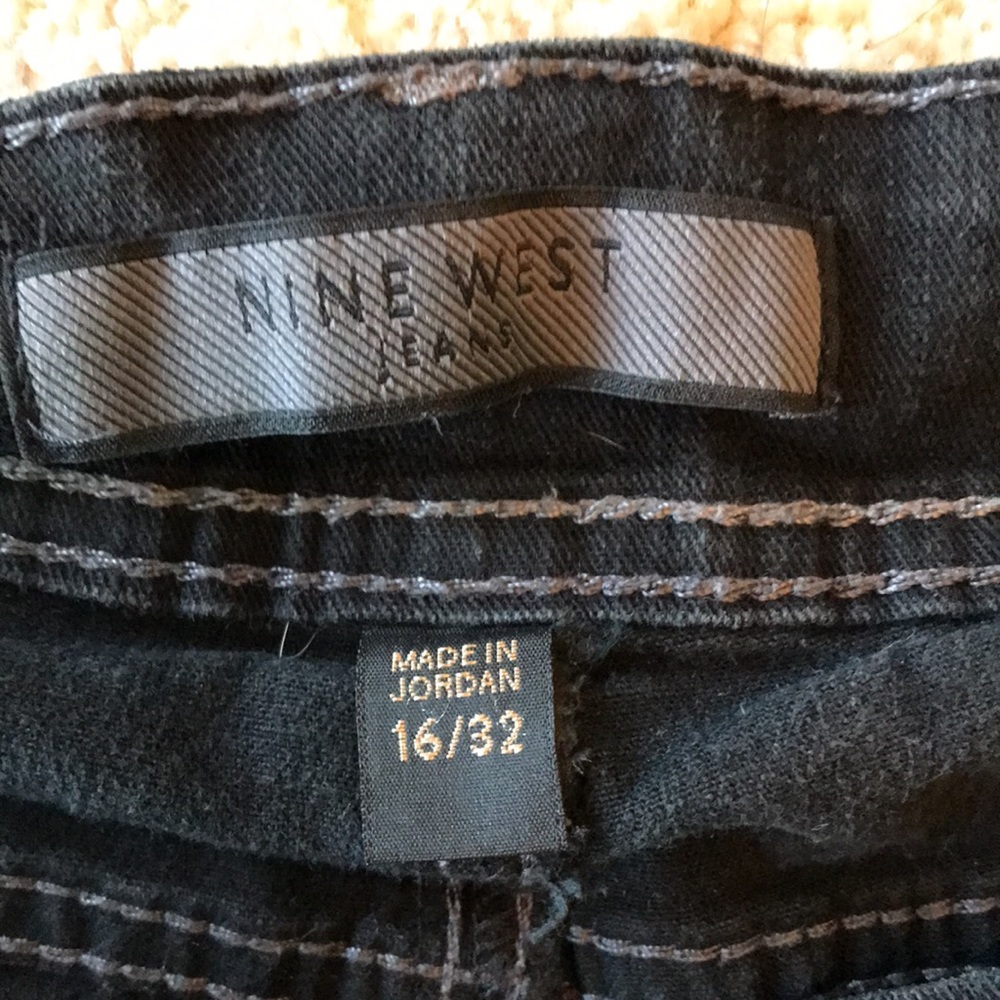 Nine West Lightweight Black Denim Capris - Picture 4 of 6